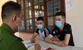 Các đối tượng cho vay lãi nặng làm việc với công an Ảnh CA