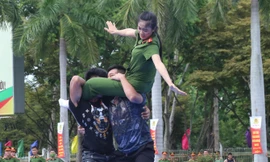 Xem nữ chiến sĩ công an bay người kẹp cổ, trấn áp 3 đối tượng