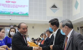 Chủ tịch nước Nguyễn Xuân Phúc tặng quà nguyên cán bộ lãnh đạo tỉnh Quảng Nam qua các thời kỳ. Ảnh H. Văn
