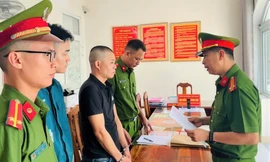 Lừa đổi vé số giả trúng thưởng chiếm đoạt tiền của người khuyết tật