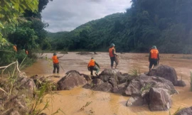Một thanh niên bị nước lũ cuốn trôi khi vượt qua sông Bung 