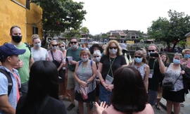 Đoàn du khách Mỹ tham quan thành phố Hội An. Ảnh Hoài Văn.