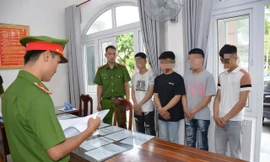 8 quái xế mang theo hung khí, rượt đuổi nhau giữa phố