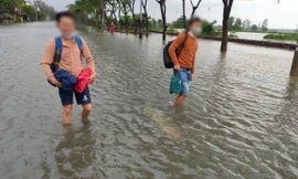 Thí sinh lặn lội giữa thời tiết mưa lụt về dự thi viên chức ngành giáo dục nhưng nhận thông báo hoãn ở phút chót gây bức xúc. Ảnh Facbook thí sinh.