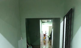 Trở về nhà sau lũ, người dân gạt nước mắt khi tài sản chìm trong nước