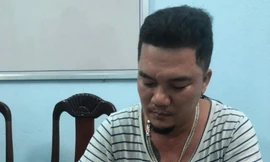 Uống say nhớ 'chuyện cũ', người đàn ông vác rựa chém hàng xóm