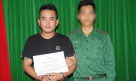 Mang 2 bánh cần sa nhập cảnh vào Việt Nam, nam thanh niên bị bắt giữ