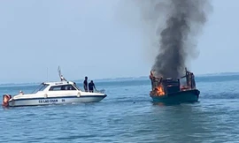 Ghe chở cán bộ Khu bảo tồn Cù Lao Chàm bốc cháy 