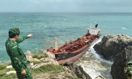 Tàu nước ngoài không người lái trôi dạt vào biển Cù Lao Chàm