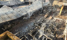 Hiện trường 40 xe điện chở khách du lịch ở Hội An cháy rụi 