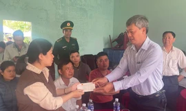 Chìm tàu 5 người chết, mất tích: Lãnh đạo thăm hỏi gia đình ngư dân gặp nạn