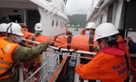 Đưa thuyền trưởng bị thương vào bờ để điều trị.