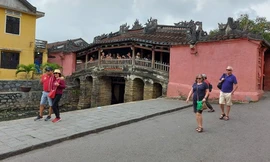 Khách du lịch quốc tế tham quan phố cổ Hội An.