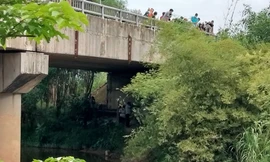 Phát hiện thi thể nghi nữ giới bị cháy đen dưới cầu