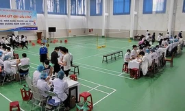 Tiêm vắc xin ngừa COVID-19 cho học sinh Trường THPT Trần Cao Vân, TP. Tam Kỳ.