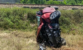 Ô tô văng xa, bẹp dúm sau va chạm với tàu hoả