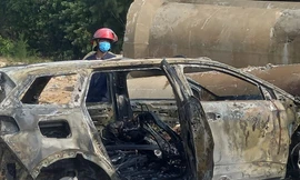 Phát hiện ô tô 7 chỗ cháy trụi ở bãi đất trống, bên trong có người tử vong 