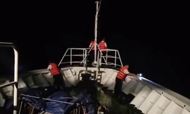 Video: Xuyên đêm chạy đua 'giờ vàng' tìm kiếm 13 ngư dân Quảng Nam mất tích 