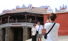Du khách đổ xô check-in Chùa Cầu - Hội An diện mạo lạ lẫm