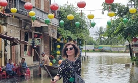 Nước lụt tràn vào phố cổ Hội An, khách Tây lội bì bõm chụp hình