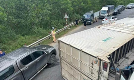 Xe tải lật chắn ngang đường Hồ Chí Minh, giao thông tê liệt