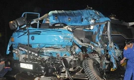 Xe chở xăng gặp nạn, xăng tràn lan ra đường