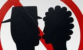 Bị phạt nặng nếu hôn nhau trên tàu