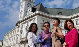 Nhóm thí sinh “Tôi yêu tiếng nước tôi” chụp ảnh ở khu vực Dinh Tổng thống Ba Lan.