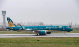 Hai hãng hàng không Việt Nam khuyến cáo hành khách khởi hành từ sân bay Hồng Kông nên tới sân bay trước 3 tiếng so với giờ khởi hành.