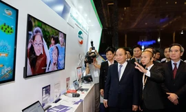 Thủ tướng Nguyễn Xuân Phúc và Trưởng Ban Kinh tế Trung ương Nguyễn Văn Bình xem các gian hàng tại triển lãm quốc tế về công nghiệp 4.0, hồi tháng 7/2018 