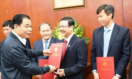 Bộ trưởng NN&PTNT Nguyễn Xuân Cường trao quyết định cho ông Nguyễn Ngọc Thạch