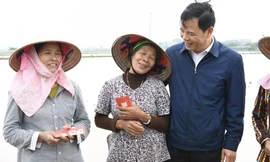 Bộ trưởng NN&PTNT Nguyễn Xuân Cường lì xì Tết Nông dân ở Hà Nam và chúc bà con mùa vàng bội thu