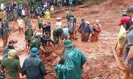 Vụ sạt lở đất xảy ra rạng sáng 8/8, tại khu vực xã Đắk Sin (Đắk R'lấp, Đắk Nông), vùi lấp hoàn toàn một căn nhà, bên trong có hai vợ chồng trẻ và một con nhỏ.