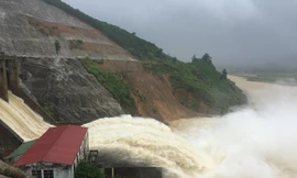 Xả lũ ở thủy điện Hố Hô (Hà Tĩnh)