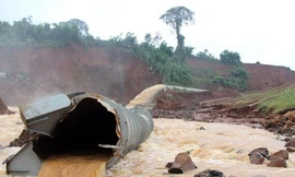 Một đoạn ống dẫn nước của thủy điện Đắk Kar bị đứt vỡ (Ảnh: Tuổi trẻ)