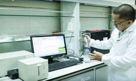 Tiến sĩ Đoàn Văn Tuấn, Khoa Môi trường, Đại học Yonsei, Hàn Quốc tiến hành thí nghiệm với máy lọc nước Kangaroo