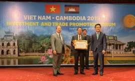 Anh hùng Lao động Hoàng Đức Thảo, Chủ tịch HĐQT, TGĐ Busadco, Chủ tịch Hiệp hội Doanh nghiệp Khoa học Công nghệ Việt Nam được vinh danh với giải thưởng TPO 10 “nhà quản lý, trí thức tiêu biểu hội nhập ASIA 2019”.