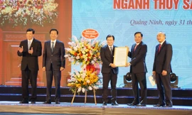 Phó Thủ tướng Trịnh Đình Dũng trao bức thư chúc mừng của Tổng Bí thư, Chủ tịch nước Nguyễn Phú Trọng cho lãnh đạo Bộ NN&PTNT, Tổng cục Thủy sản nhân dịp 60 năm ngày truyền thống ngành Thủy sản.