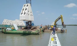 Đề tài:”Ứng dụng giải pháp bê tông cốt phi kim nhằm tăng cường tính bền vững cho các công trình kè chắn sóng ven biển ở khu vực đồng bằng sông Cửu Long dưới tác động của biến đổi khí hậu” được UBND tỉnh Cà Mau cho triển khai ứng dụng tại biển Đá Bạc.