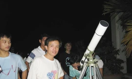 Chuẩn bị quan sát sao băng tại một địa điểm ở Hà Nội năm 2011