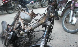 Nghi vợ ngoại tình, chồng đốt xe máy