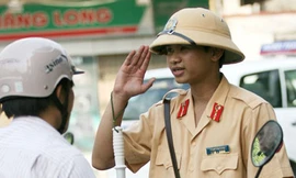 Cảnh sát nhẹ nhàng xin lỗi dân