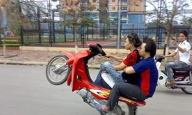 Bắt giữ năm đối tượng đi xe máy bốc đầu