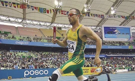 Oscar Pistorius khiến thế giới phải ngưỡng mộ với tinh thần “tàn nhưng không phế” Ảnh: AP