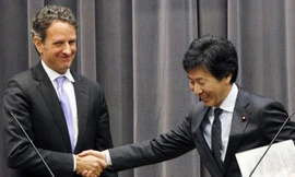Bộ trưởng Tài chính Nhật Bản Azumi (phải) và Bộ trưởng Tài chính Mỹ Geithner Ảnh: AP