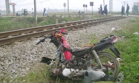 Bị tàu hỏa đâm, vợ chồng chết sau ngày cưới