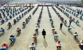 Tổ chức thi ở sân trường để... tránh gian lận