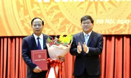 PGS, TS. Nguyễn Duy Bắc, Phó Bí thư Đảng ủy, Phó Giám đốc Học viện Chính trị Quốc gia Hồ Chí Minh đã trao quyết định công nhận chức danh Chủ tịch Hội đồng trường cho PGS, TS. Mai Đức Ngọc.