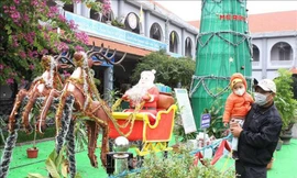 Người dân tham quan tại khu vực nhà thờ Chính tòa Phát Diệm trước thềm lễ Giáng sinh năm 2021.