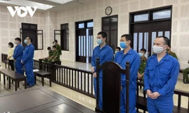 Nhóm đối tượng tại tòa.